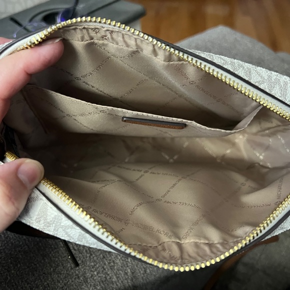 Jet Set Large Logo Crossbody Bag - Picture 3 of 3